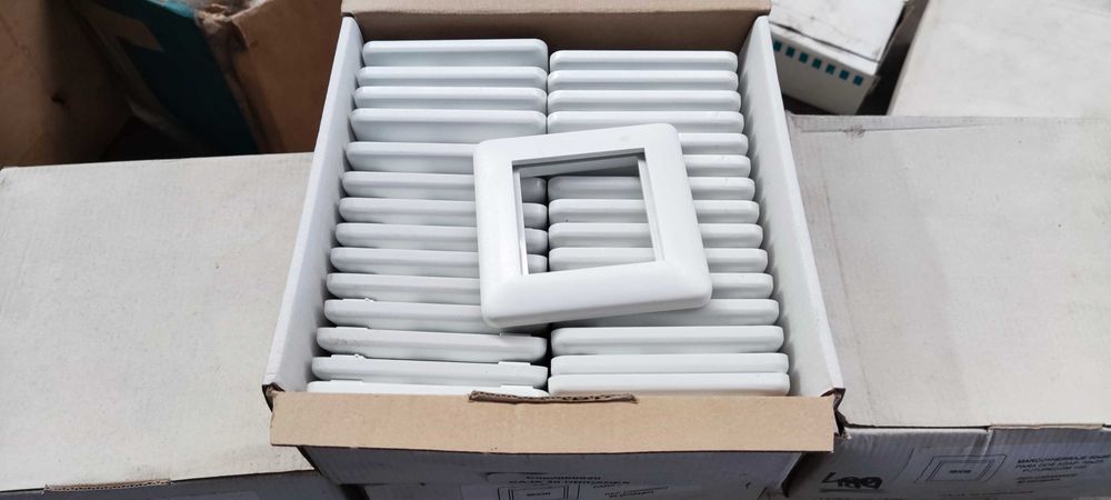 Espelhos de cor branca para tomadas - 16 caixas de 30 unidades cada