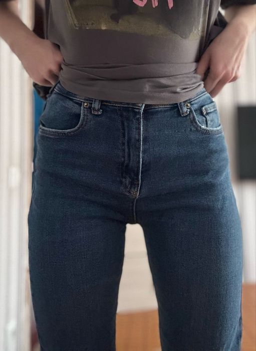 Отдам бесплатно женские джинсы, шапку и теплый капюшон от дубленки