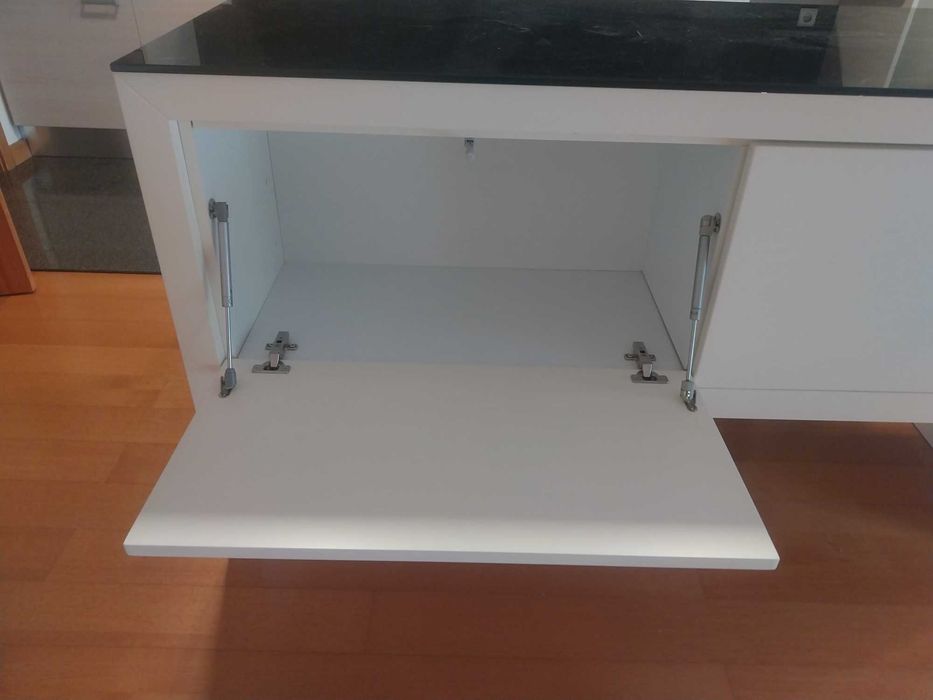 Balcáo cozinha com oferta de 2 bancos