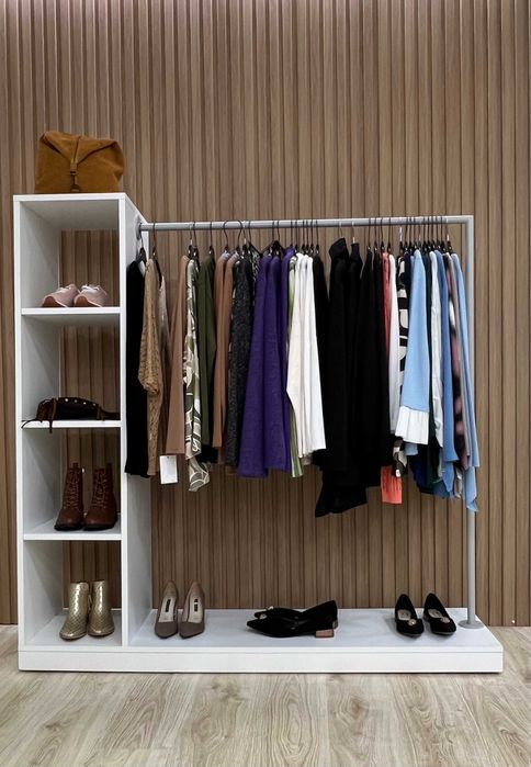 Móvel expositor de roupa com prateleiras, varão e rodas (150x150x40cm)