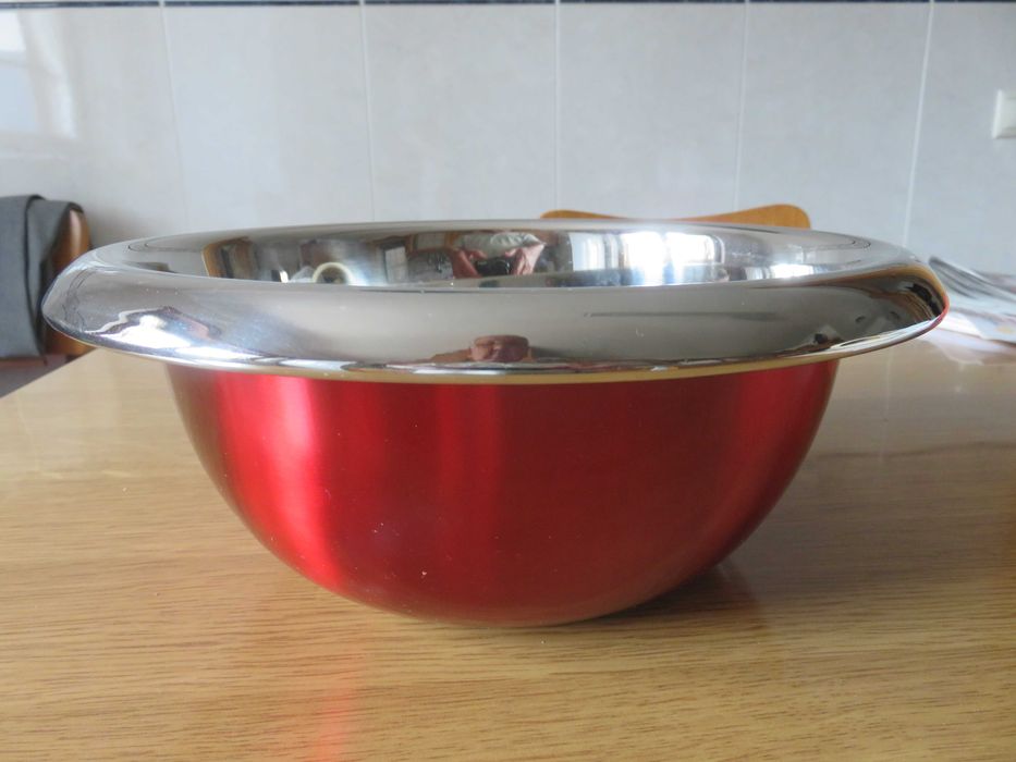 Tigela para bolos ou outra utilização. Nova por estrear