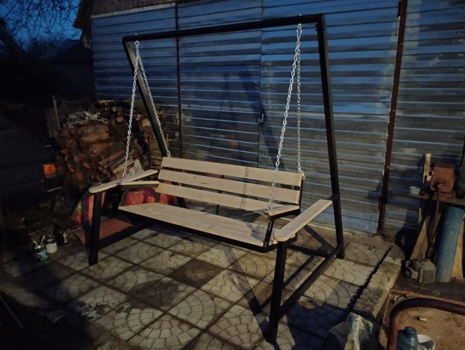 Гойдалка садова лавка качеля из проф трубы розборна лофт металева