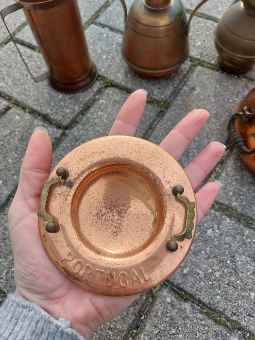 Várias antiguidades em cobre e latão