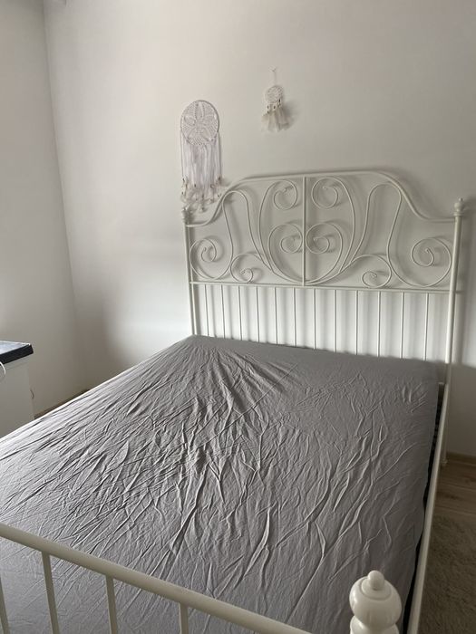 lóżko bez materaca