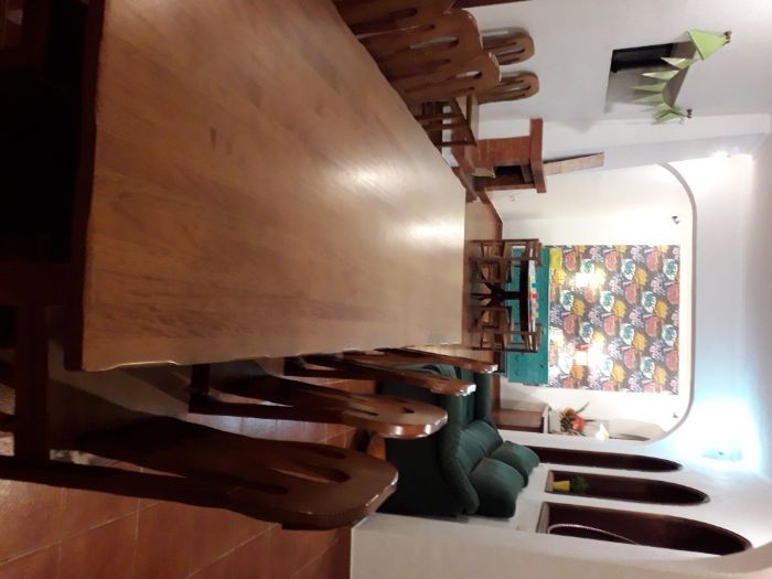 Mesa e 12 cadeiras em pinho maciço