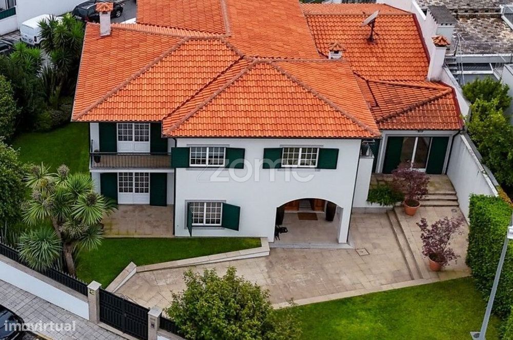 Luxuosa Moradia - Localização Premium No Centro De Famalicão