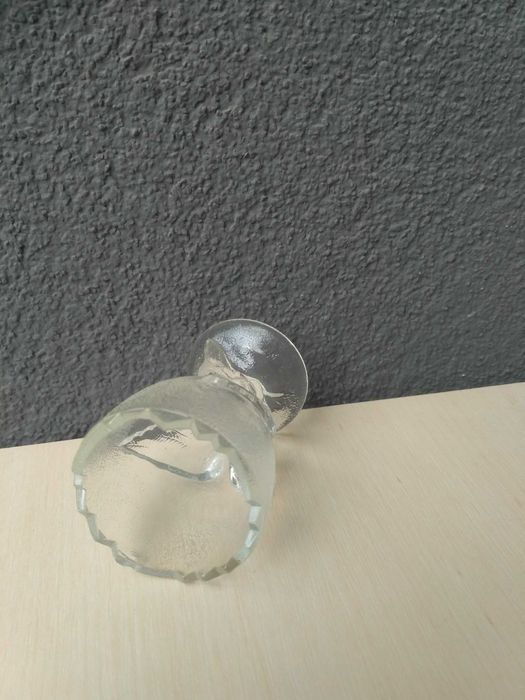 Kubek na jajko z przezroczystego szkła, kurę trzymającą pęknięte jajko