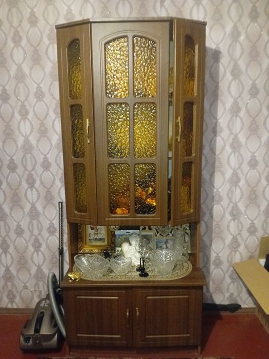 Шкаф,сервант для посуду