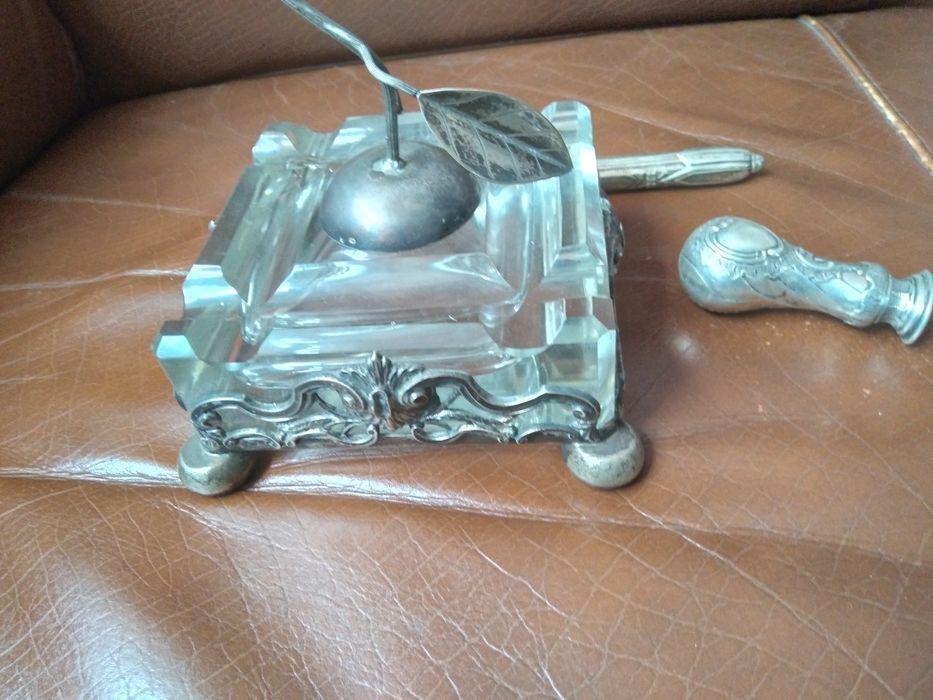 Tinteiros de prata e cristal.