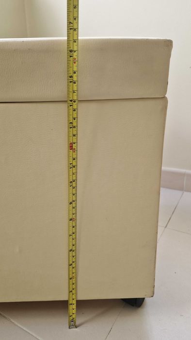 Puff com arrumação em pele beje e com rodas