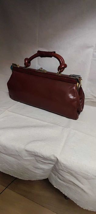 Mala em pele de medicina / médica, fechos de segurança, em bom estado.