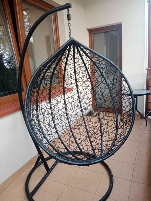 Fotel wiszący typu kokon