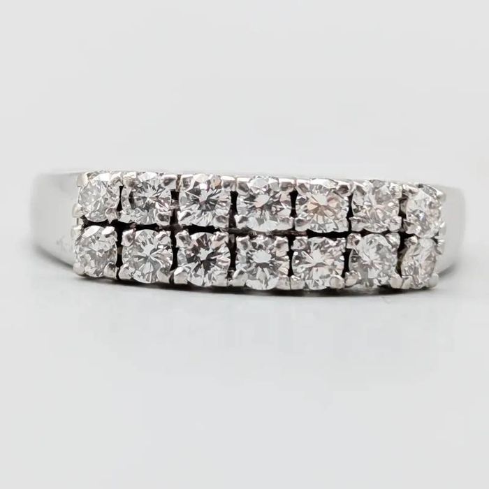 Anel em ouro branco 18 quilates com diamantes; 4.1 gramas; 18.25mm