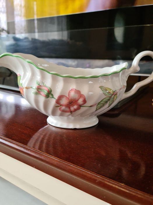 Porcelanowa sosjerka,  kwiat wiśni