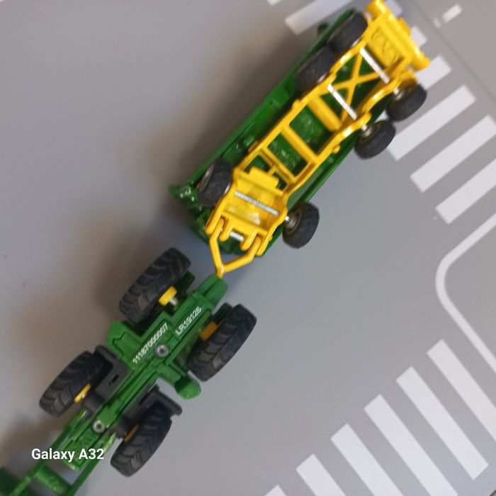 Siku  traktor John deere z ladowaczem I przyczepa  metalowa