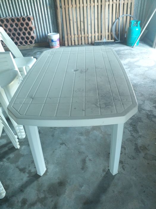 Mesa e cadeiras de jardim