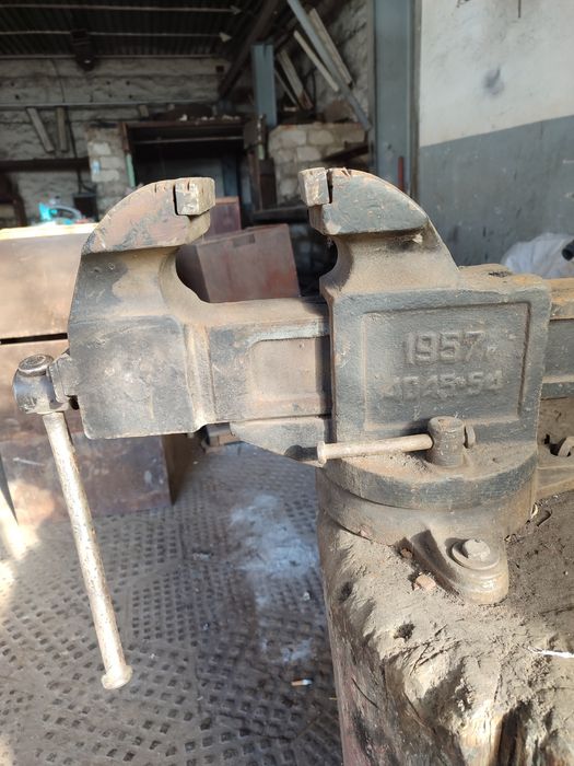 Тиски СССР 1957 г. Мощные, поворотные + пеньок. Для гаража/СТО