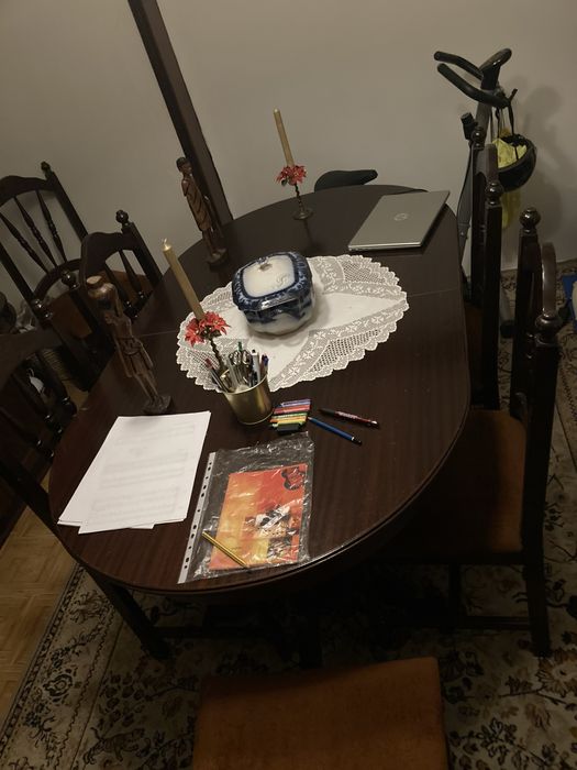 Mesa de jantar extensível em madeira maciça com 8 cadeiras