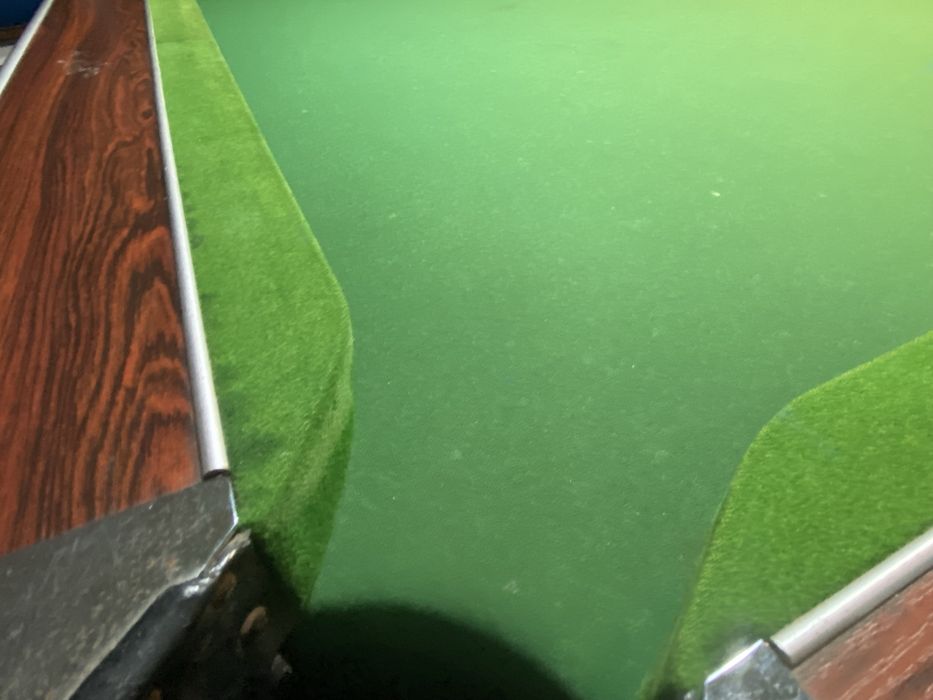 Bilhar snooker com bolas e triângulo e giz