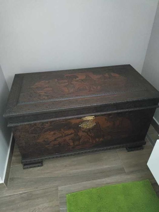 Arca antiga em madeira de cânfora