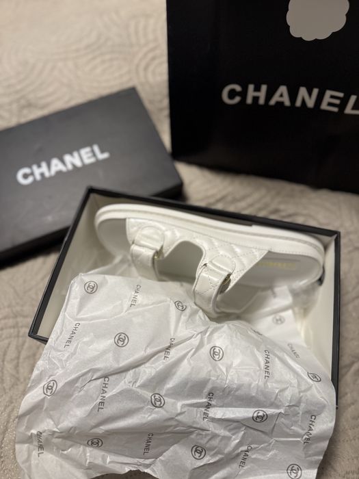 Klapki laczki pikowane Chanel – białe