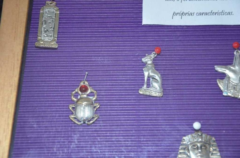 Expositor com 16 medalhas com símbolos míticos do Antigo Egipto (Atum Ra), feito na Inglaterra