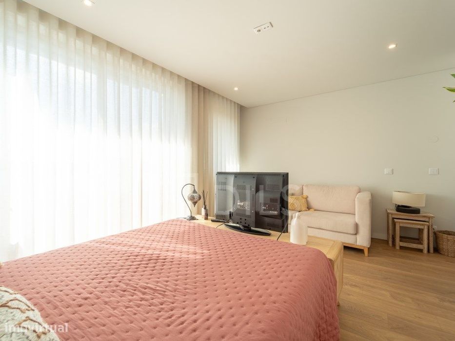 Apartamento T0 com varanda, garagem e arrumos em Matosinhos