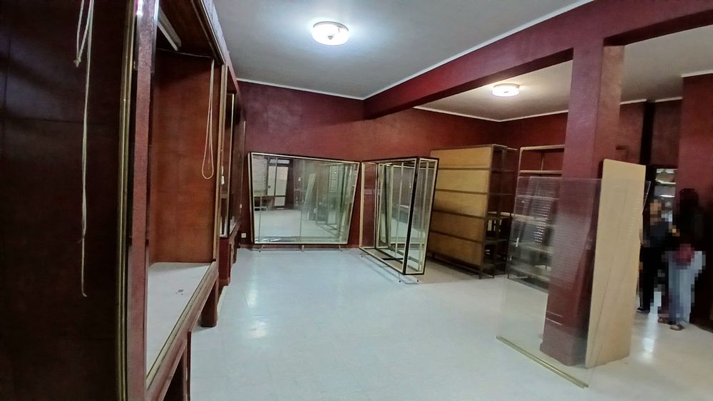 Arrenda-se loja no centro de CACIA próximo a estação CP, toda esquina