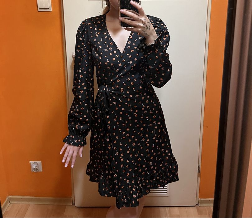 Czarna sukienka mini w kwiaty