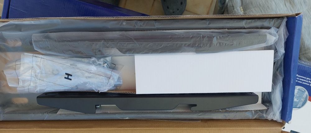 Suporte de TV. Muito resistente, novo