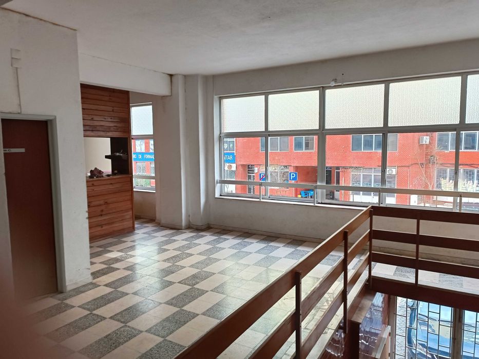 Arrenda-se Espaço Comercial 200 m2 Pontinha