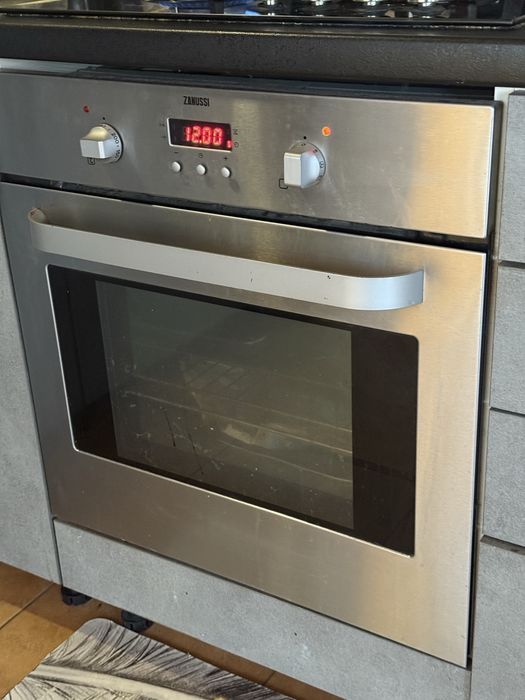 Продам духовеа електрична zanussi італія