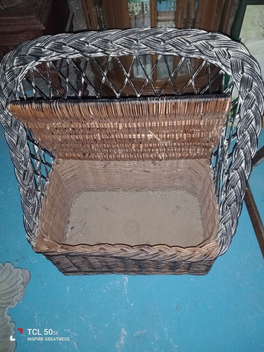 Assento cesto para crianças em palha, a precisar de restauro.