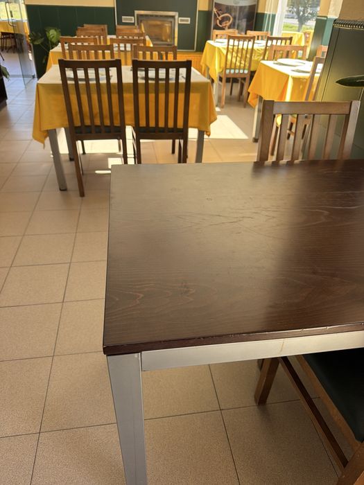 Conjunto de mesa e cadeiras