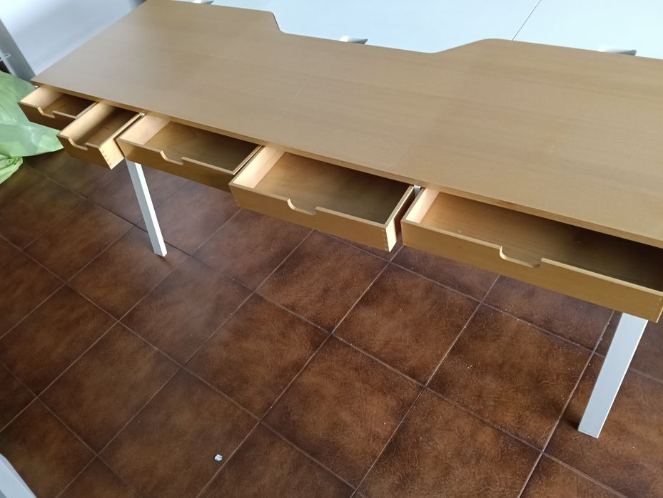Mesa com arrumação marca IKEA