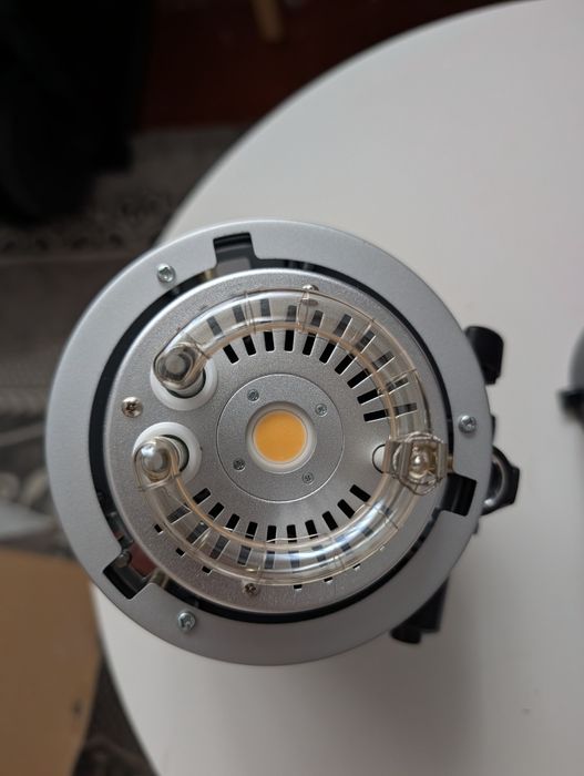 Спалах GODOX MS200V.