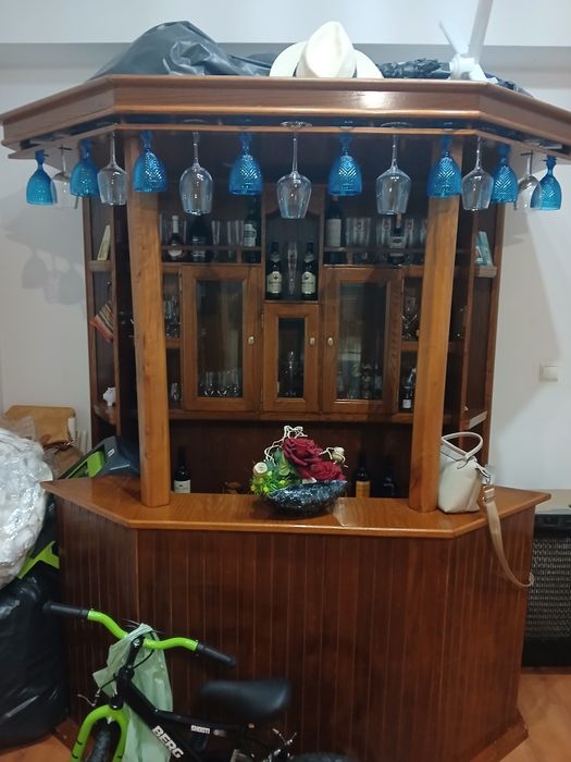 Bar de sala usado como novo