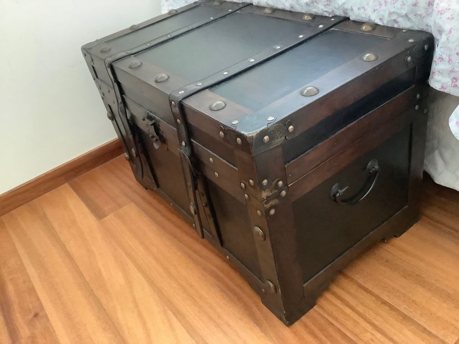 Baú em madeira , com fechos em pele