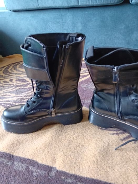 Buty czarne na wysokiej podeszwie