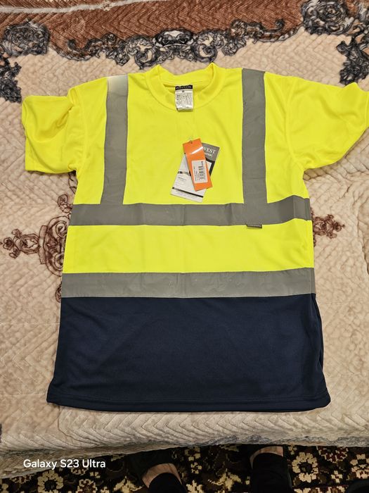 Продам футболку двохкольорова з світлоловідбиваючими вставками .