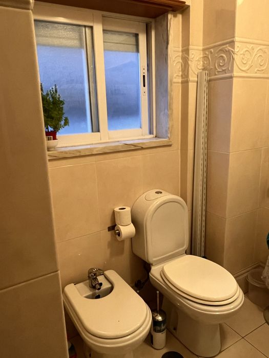 Quarto mobilado com WC privativo