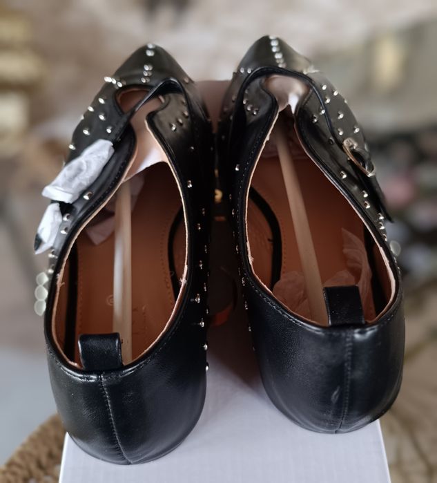 Sabrinas pretas com tachas prateadas n40. Novas nunca usadas com caixa original