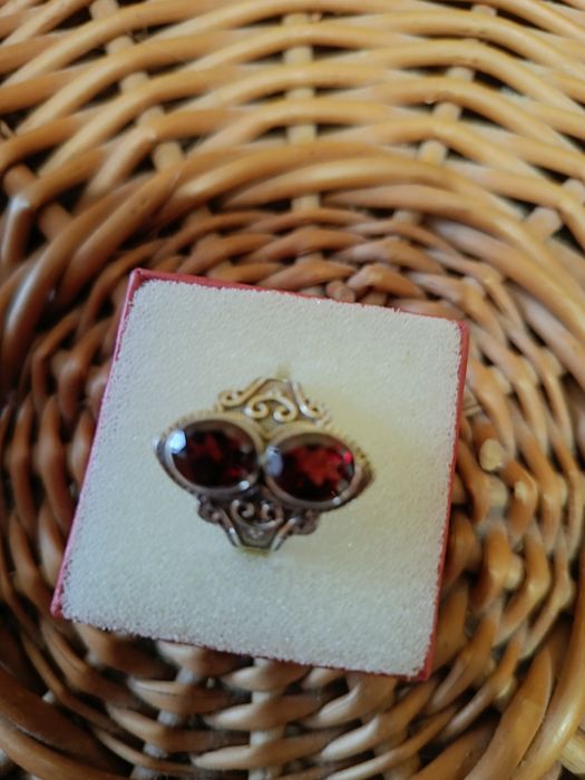 Pierścionek srebrny z granatami