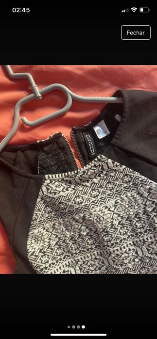 Vestido preto justo com padrão