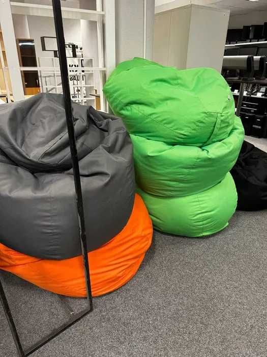 РОЗПРОДАЖ стільці, офісні тумби, техніка,крісла столи дивани техніка