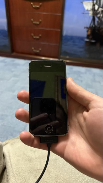 Продам Iphone 4S