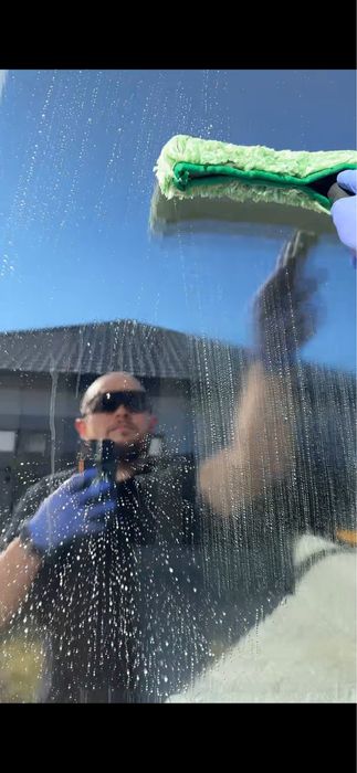 Миття вікон, вітрин, панелей