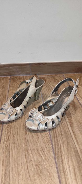 Sapatos em pele NOVOS
