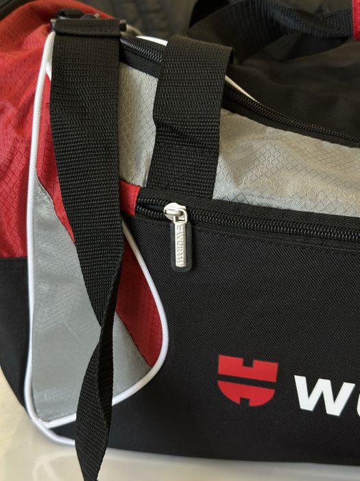 Дорожня сумка на подорожі