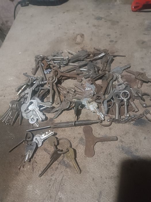 Замкі та ключі,дверні.